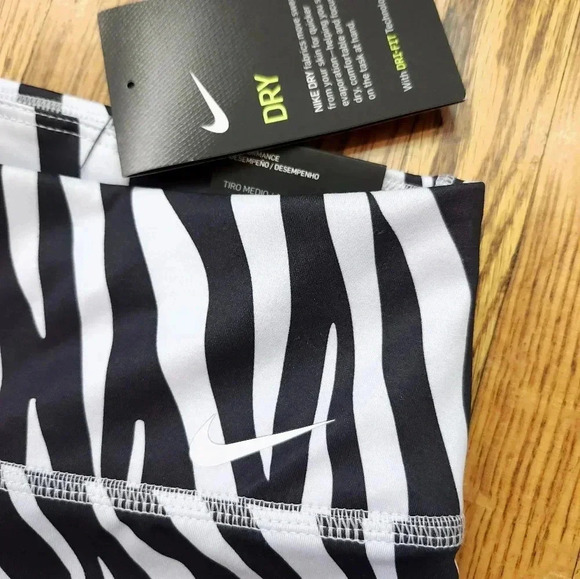 NIKE One Womens Bike Shorts Size S Zebra Tight Fit Mid Rise 7 Inch Training NEW - Picture 2 of 8